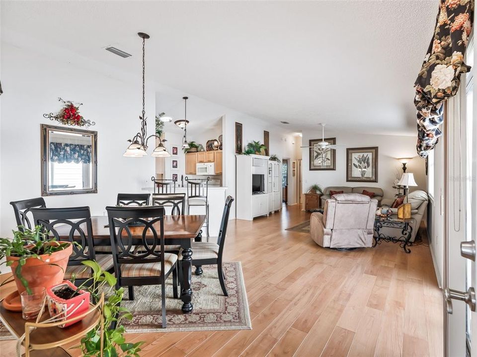 待售: $298,000 (2 贝兹, 2 浴室, 1188 平方英尺)