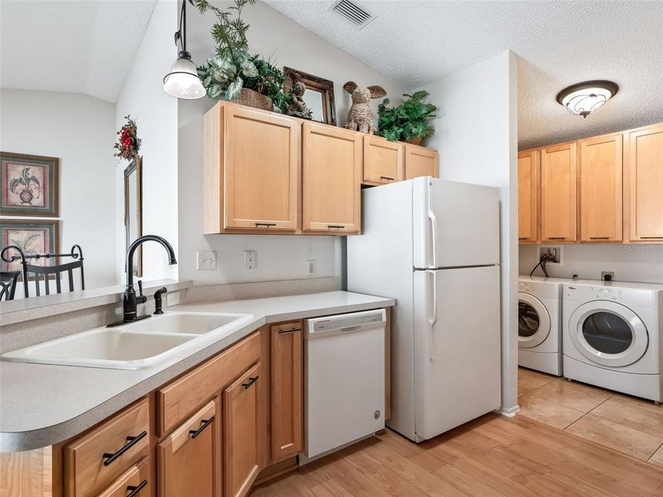 待售: $298,000 (2 贝兹, 2 浴室, 1188 平方英尺)