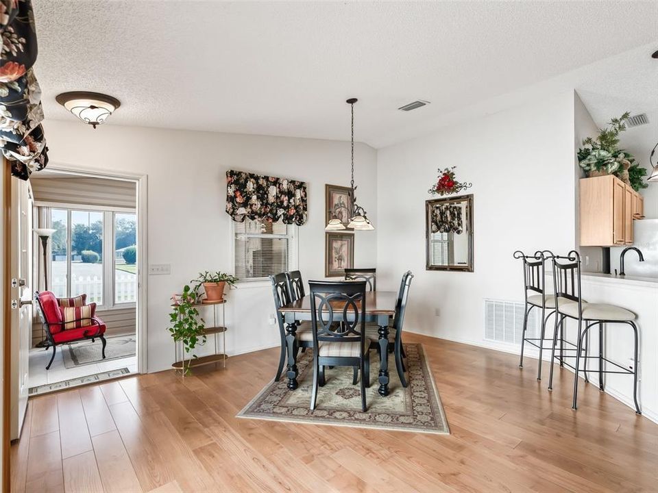 待售: $298,000 (2 贝兹, 2 浴室, 1188 平方英尺)