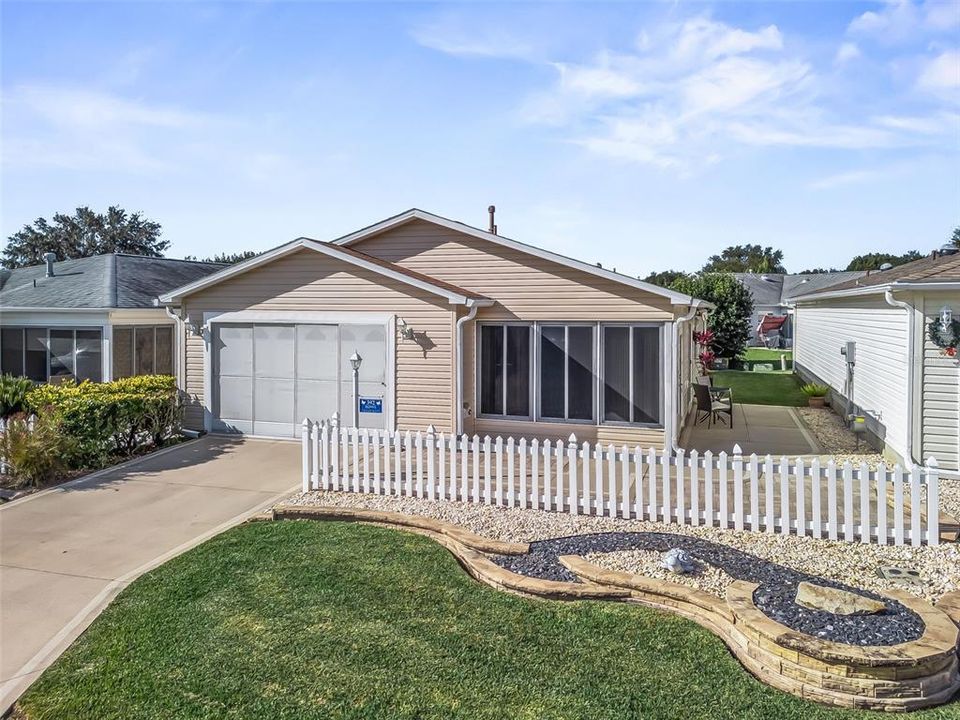 待售: $298,000 (2 贝兹, 2 浴室, 1188 平方英尺)