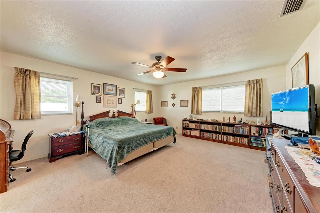 En Venta: $425,000 (3 camas, 2 baños, 1956 Pies cuadrados)