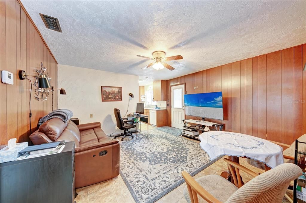 En Venta: $425,000 (3 camas, 2 baños, 1956 Pies cuadrados)