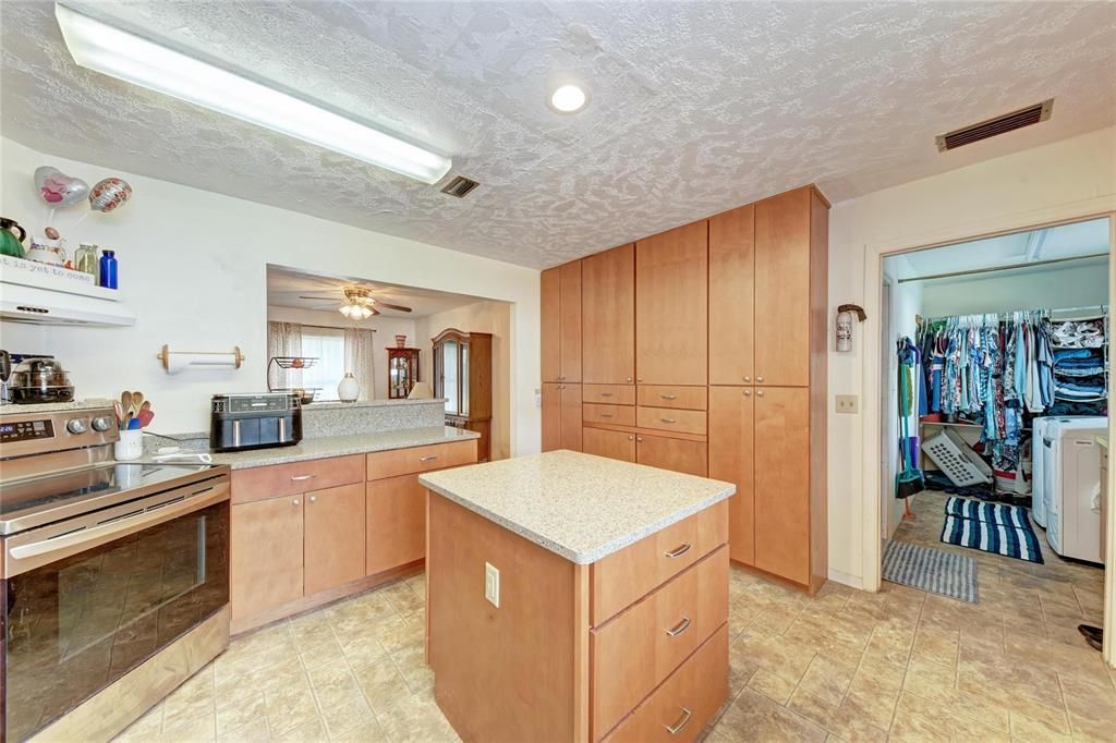 En Venta: $425,000 (3 camas, 2 baños, 1956 Pies cuadrados)