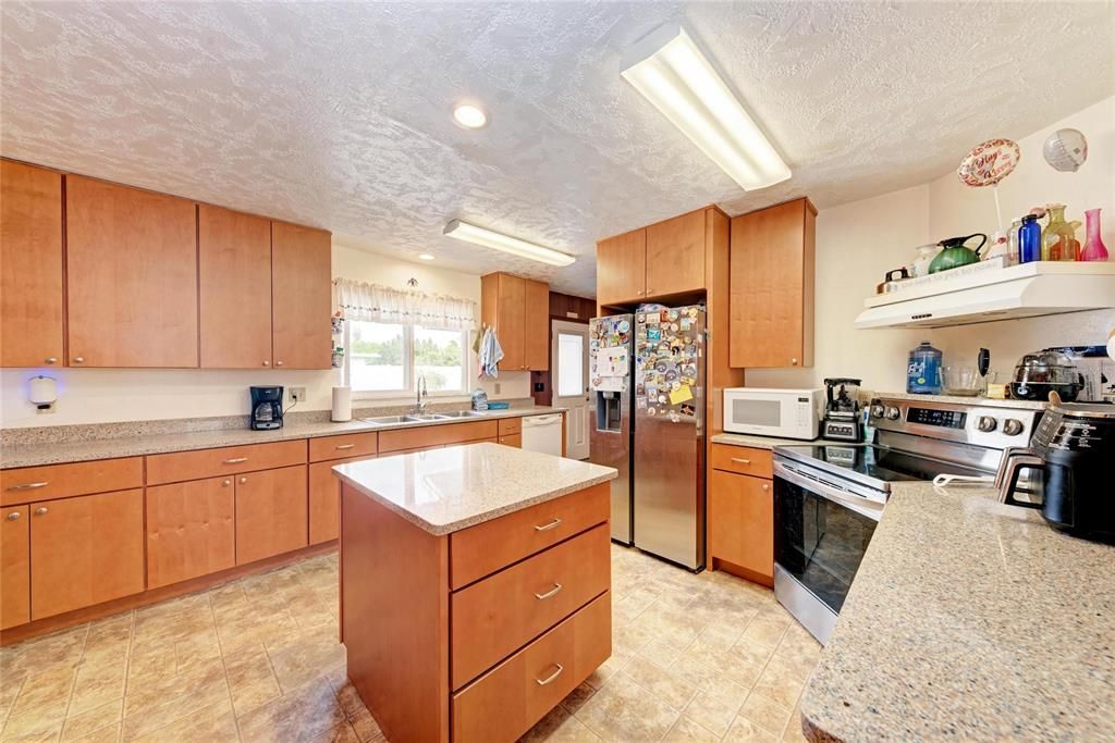 En Venta: $425,000 (3 camas, 2 baños, 1956 Pies cuadrados)