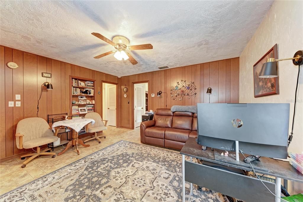 En Venta: $425,000 (3 camas, 2 baños, 1956 Pies cuadrados)