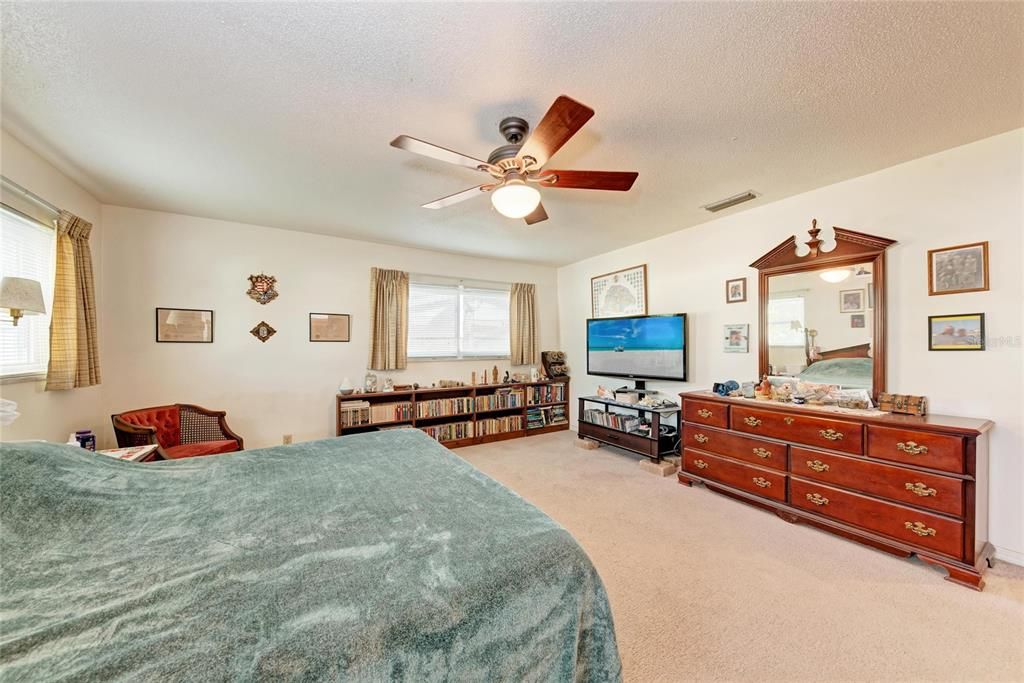 En Venta: $425,000 (3 camas, 2 baños, 1956 Pies cuadrados)