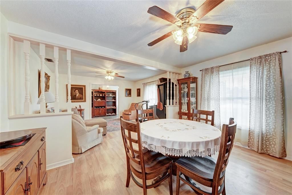 En Venta: $425,000 (3 camas, 2 baños, 1956 Pies cuadrados)