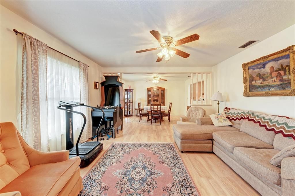 En Venta: $425,000 (3 camas, 2 baños, 1956 Pies cuadrados)