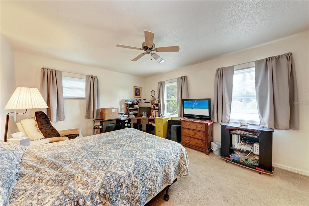 En Venta: $425,000 (3 camas, 2 baños, 1956 Pies cuadrados)