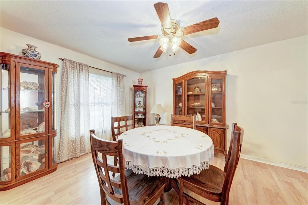 En Venta: $425,000 (3 camas, 2 baños, 1956 Pies cuadrados)