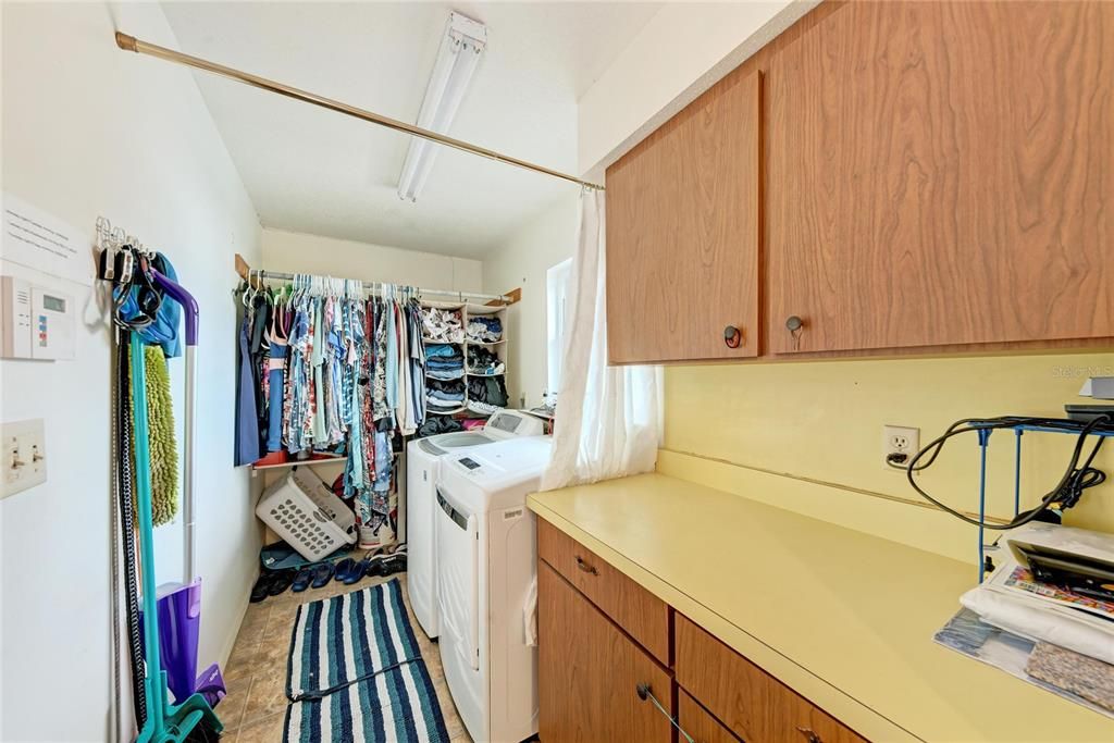 En Venta: $425,000 (3 camas, 2 baños, 1956 Pies cuadrados)