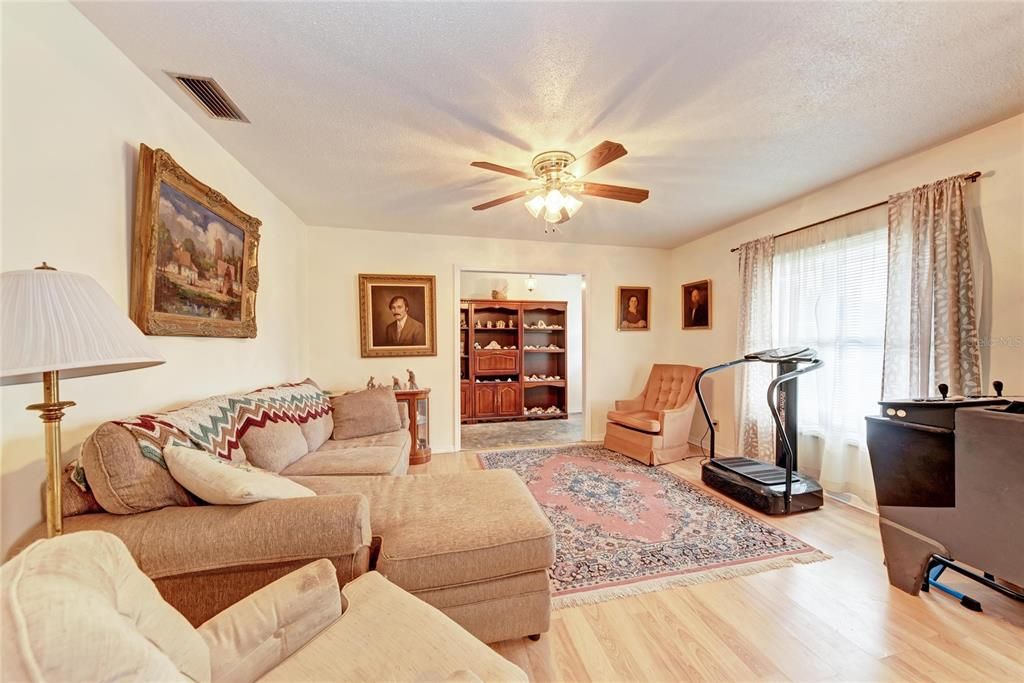 En Venta: $425,000 (3 camas, 2 baños, 1956 Pies cuadrados)