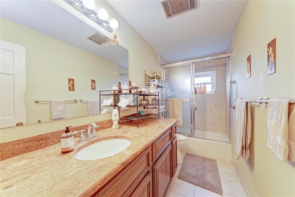 En Venta: $425,000 (3 camas, 2 baños, 1956 Pies cuadrados)