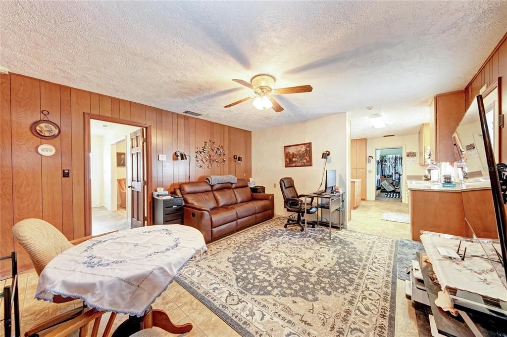 En Venta: $425,000 (3 camas, 2 baños, 1956 Pies cuadrados)