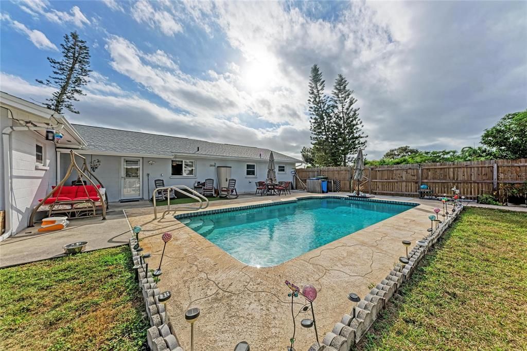 En Venta: $425,000 (3 camas, 2 baños, 1956 Pies cuadrados)