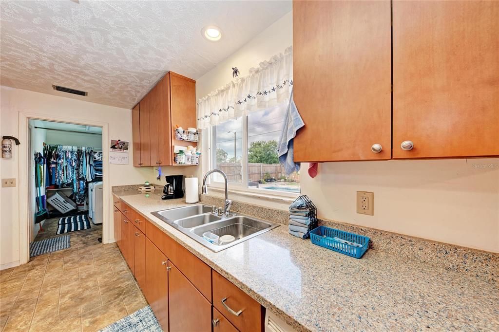 En Venta: $425,000 (3 camas, 2 baños, 1956 Pies cuadrados)