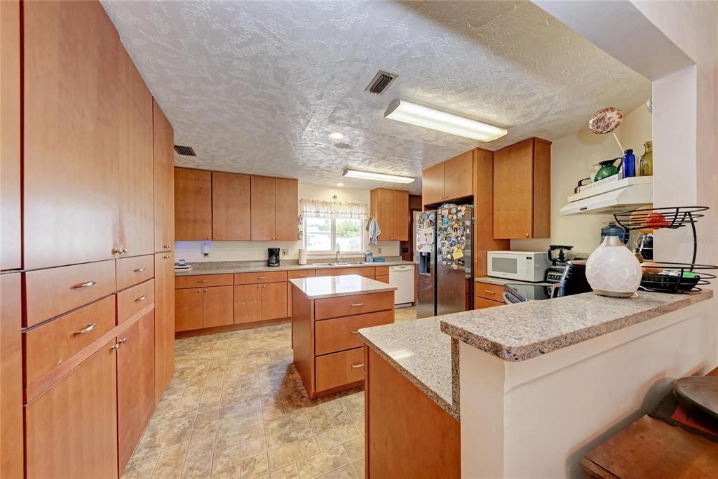 En Venta: $425,000 (3 camas, 2 baños, 1956 Pies cuadrados)