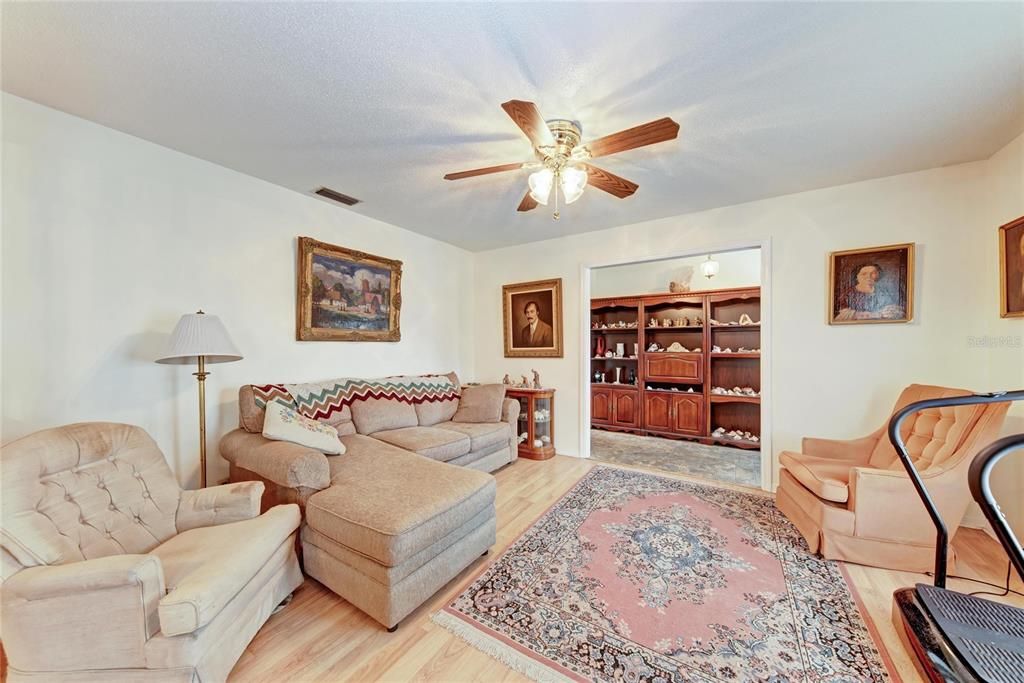 En Venta: $425,000 (3 camas, 2 baños, 1956 Pies cuadrados)