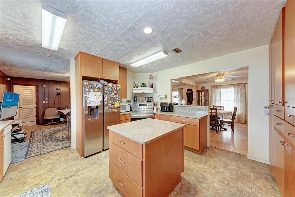 En Venta: $425,000 (3 camas, 2 baños, 1956 Pies cuadrados)