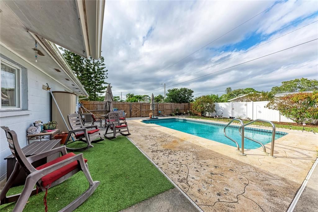 En Venta: $425,000 (3 camas, 2 baños, 1956 Pies cuadrados)