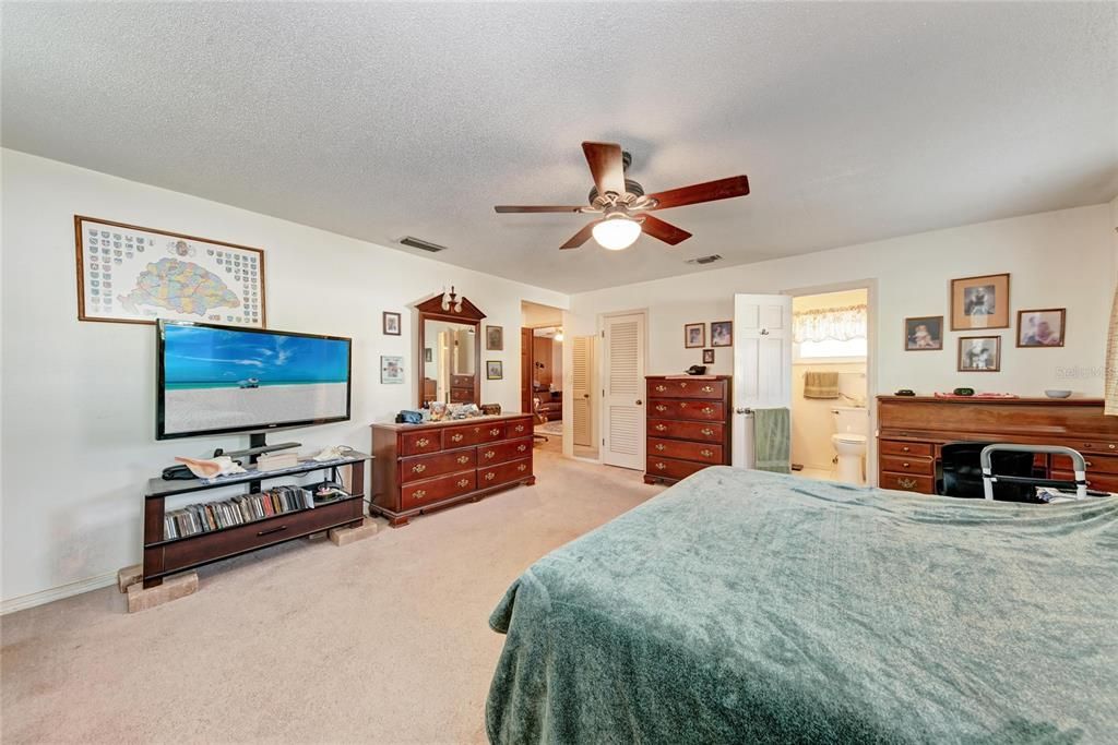 En Venta: $425,000 (3 camas, 2 baños, 1956 Pies cuadrados)