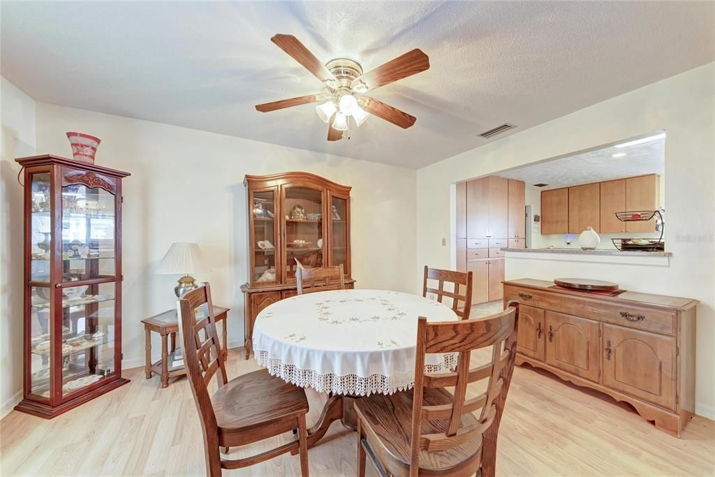 En Venta: $425,000 (3 camas, 2 baños, 1956 Pies cuadrados)