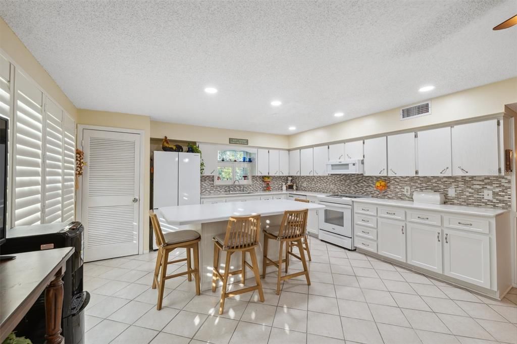 待售: $325,000 (3 贝兹, 3 浴室, 2200 平方英尺)