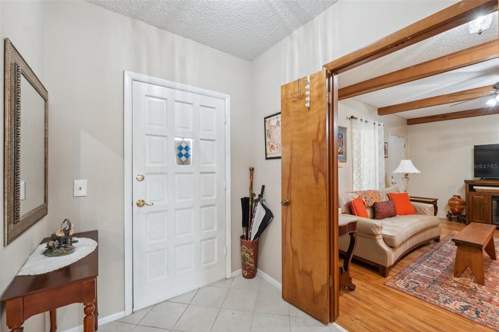 待售: $325,000 (3 贝兹, 3 浴室, 2200 平方英尺)