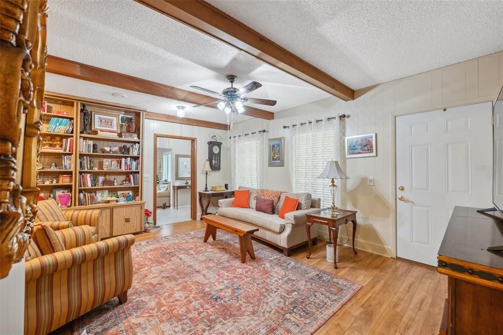 待售: $325,000 (3 贝兹, 3 浴室, 2200 平方英尺)