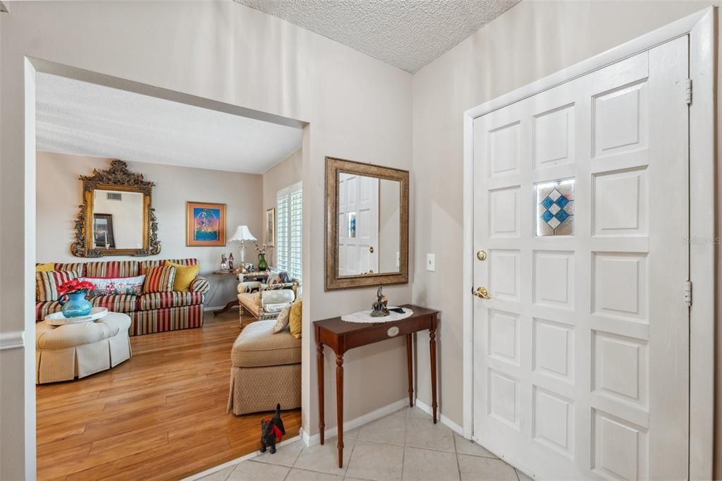 待售: $325,000 (3 贝兹, 3 浴室, 2200 平方英尺)