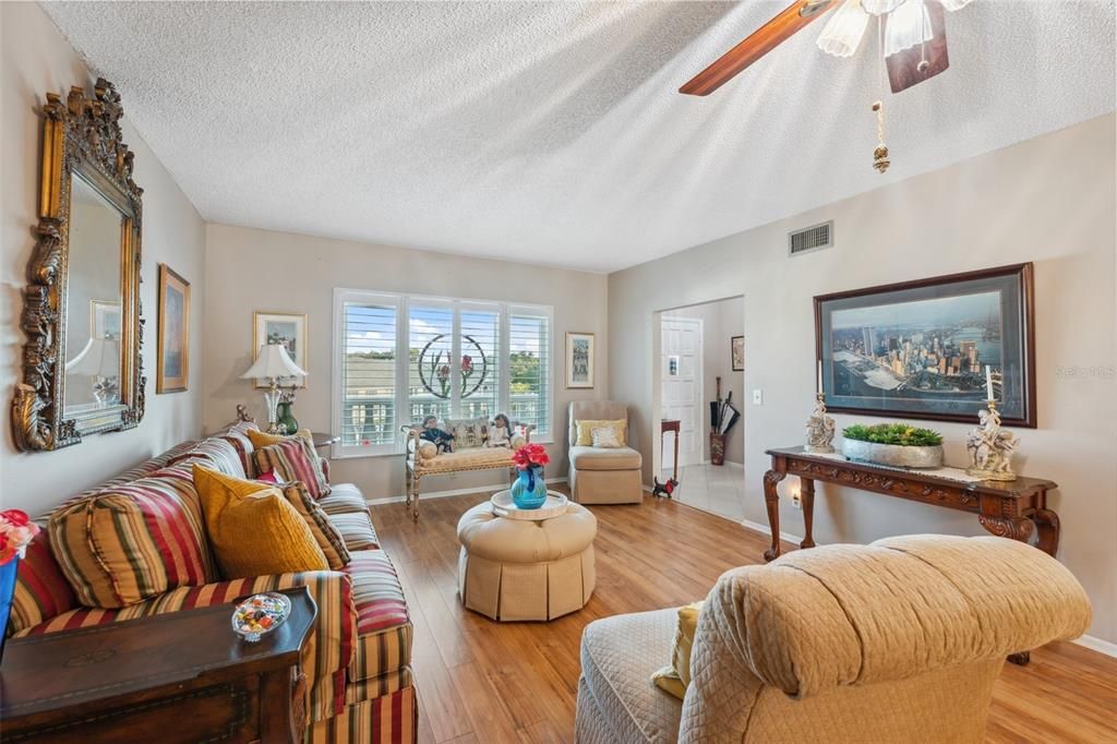 待售: $325,000 (3 贝兹, 3 浴室, 2200 平方英尺)