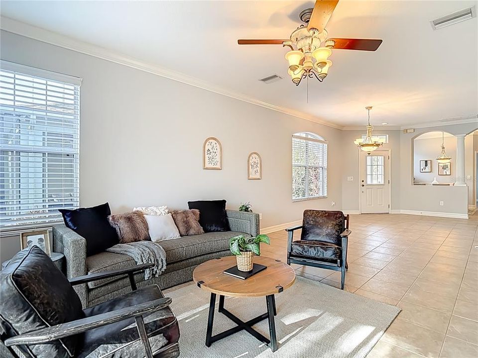 En Venta: $369,000 (3 camas, 2 baños, 1964 Pies cuadrados)