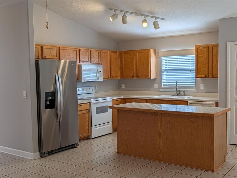 В аренду: $2,400 (3 спален, 2 ванн, 1739 Квадратных фут)