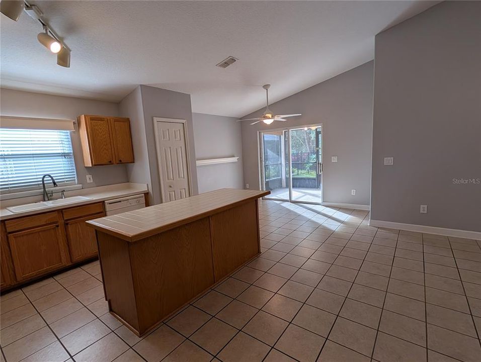 В аренду: $2,400 (3 спален, 2 ванн, 1739 Квадратных фут)