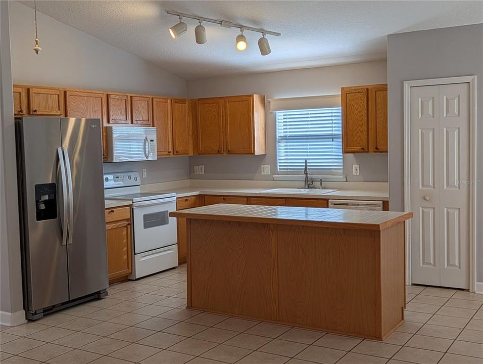 В аренду: $2,400 (3 спален, 2 ванн, 1739 Квадратных фут)