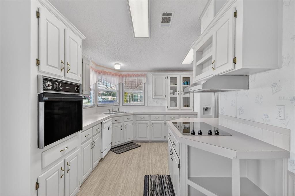 На продажу: $224,900 (2 спален, 2 ванн, 1550 Квадратных фут)