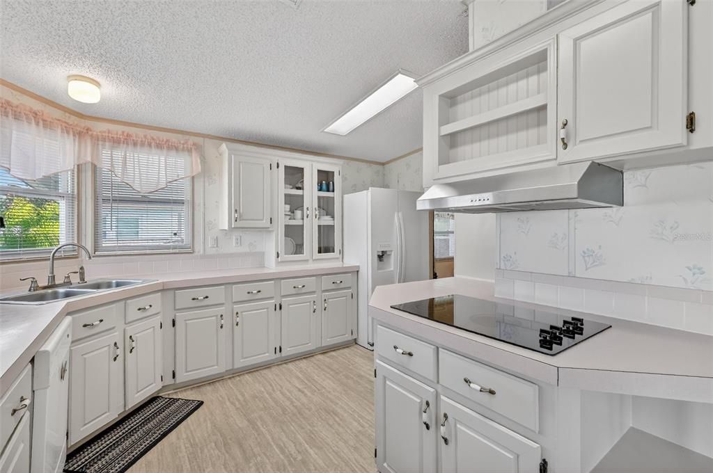 На продажу: $224,900 (2 спален, 2 ванн, 1550 Квадратных фут)