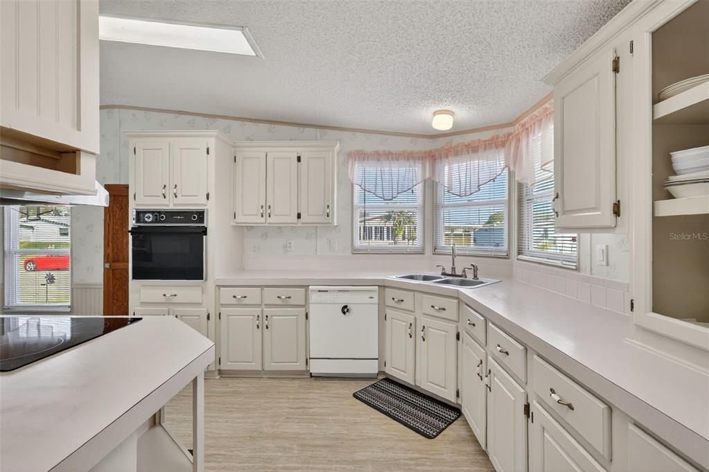 На продажу: $224,900 (2 спален, 2 ванн, 1550 Квадратных фут)