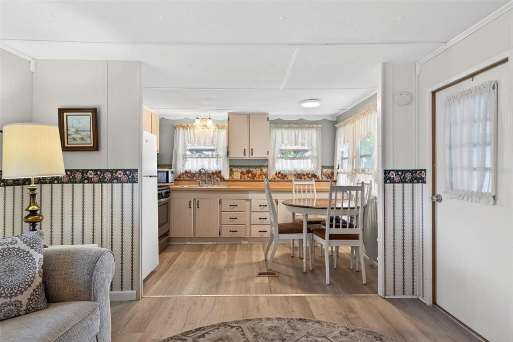 For Sale: $79,900 (2 beds, 1 baths, 552 Square Feet)