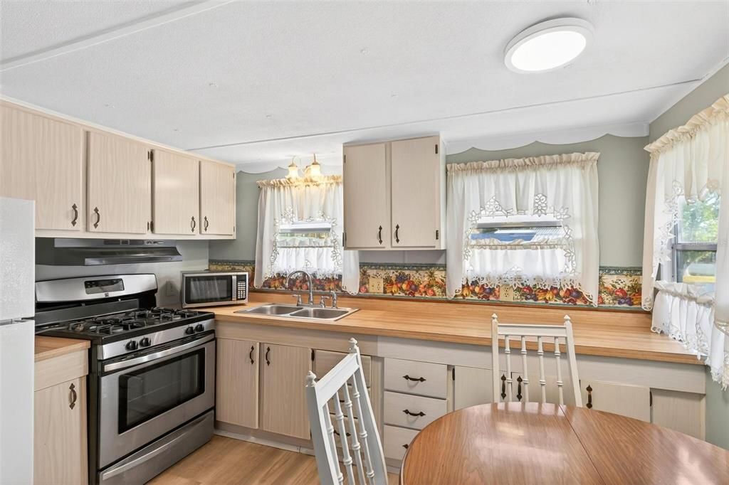 For Sale: $79,900 (2 beds, 1 baths, 552 Square Feet)