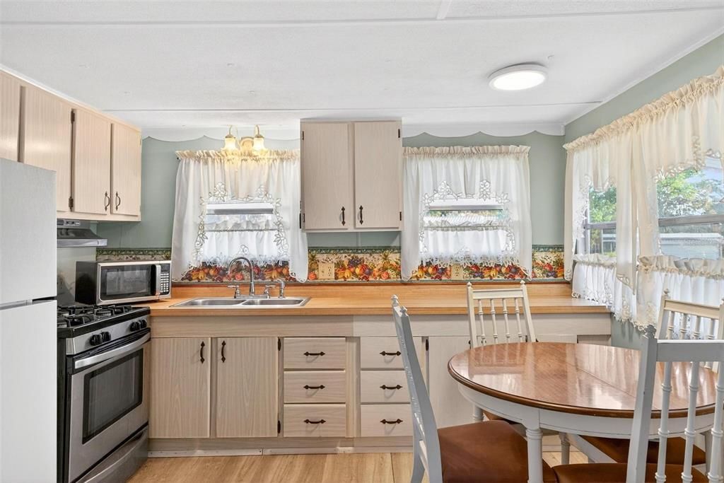 For Sale: $79,900 (2 beds, 1 baths, 552 Square Feet)