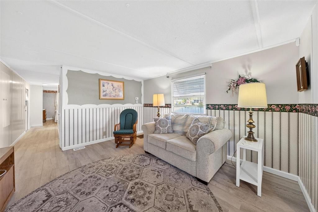 For Sale: $79,900 (2 beds, 1 baths, 552 Square Feet)