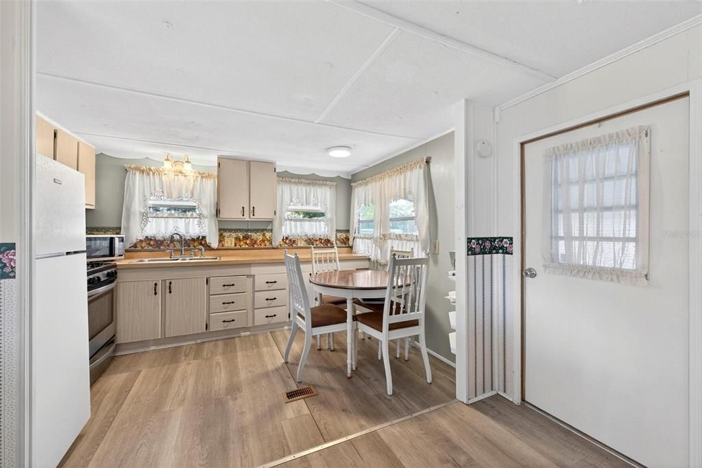 For Sale: $79,900 (2 beds, 1 baths, 552 Square Feet)