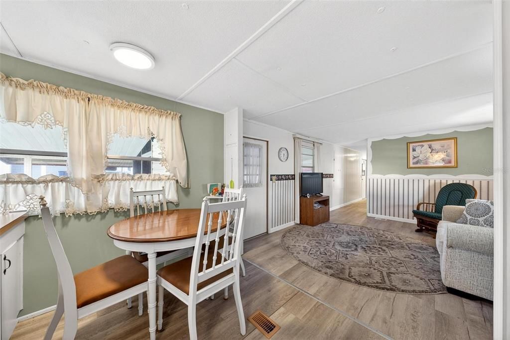 For Sale: $79,900 (2 beds, 1 baths, 552 Square Feet)