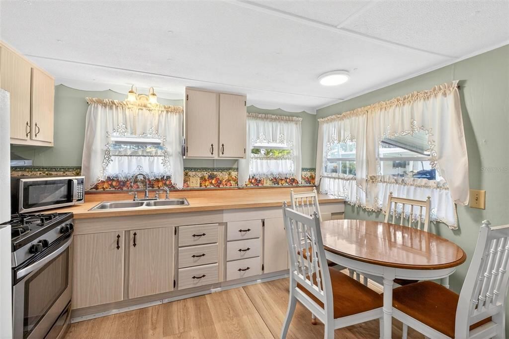 For Sale: $79,900 (2 beds, 1 baths, 552 Square Feet)