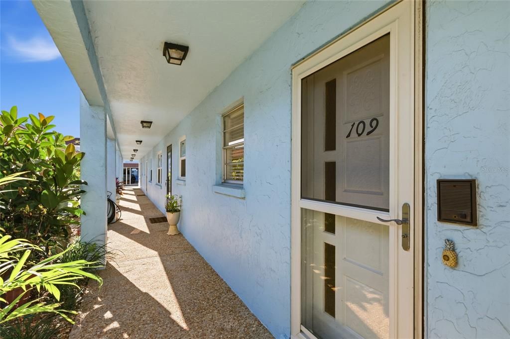 For Sale: $469,000 (2 beds, 2 baths, 1027 Square Feet)