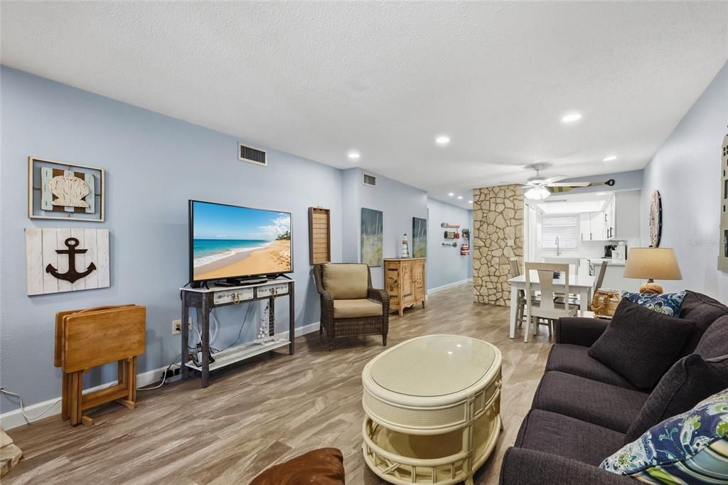 For Sale: $469,000 (2 beds, 2 baths, 1027 Square Feet)