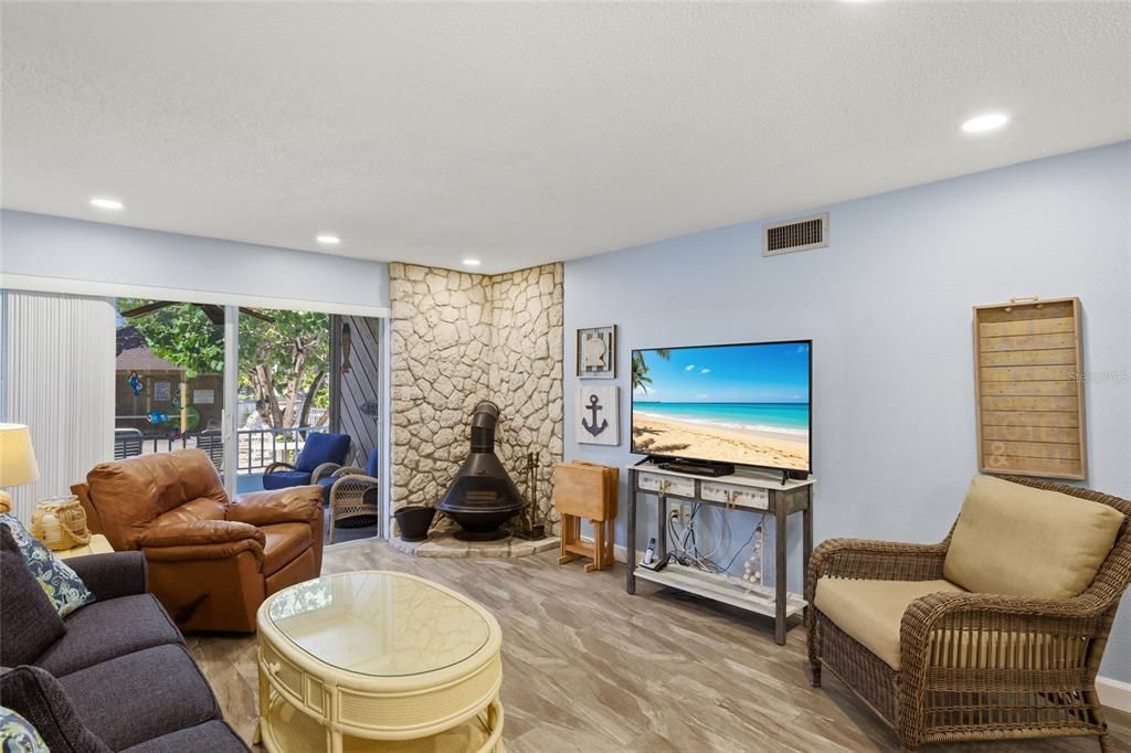 For Sale: $469,000 (2 beds, 2 baths, 1027 Square Feet)