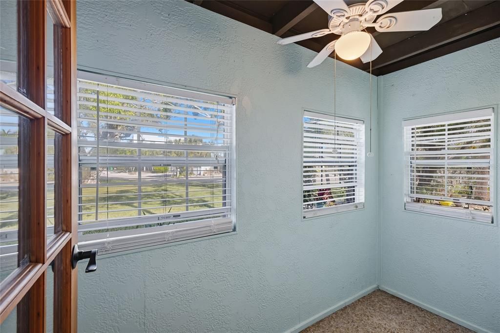 For Sale: $469,000 (2 beds, 2 baths, 1027 Square Feet)