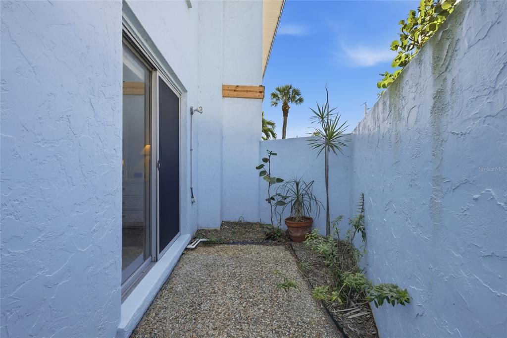 For Sale: $469,000 (2 beds, 2 baths, 1027 Square Feet)